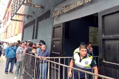 Los hinchas de Atlético hacen largas colas por una entrada para el clásico tucumano