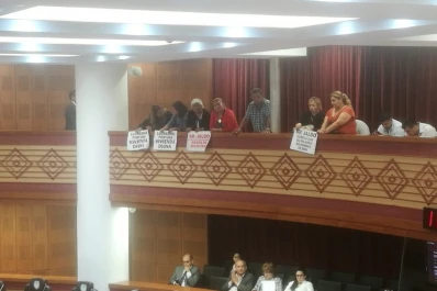 El reclamo de los estafados con casas del Estado se coló en la sesión legislativa