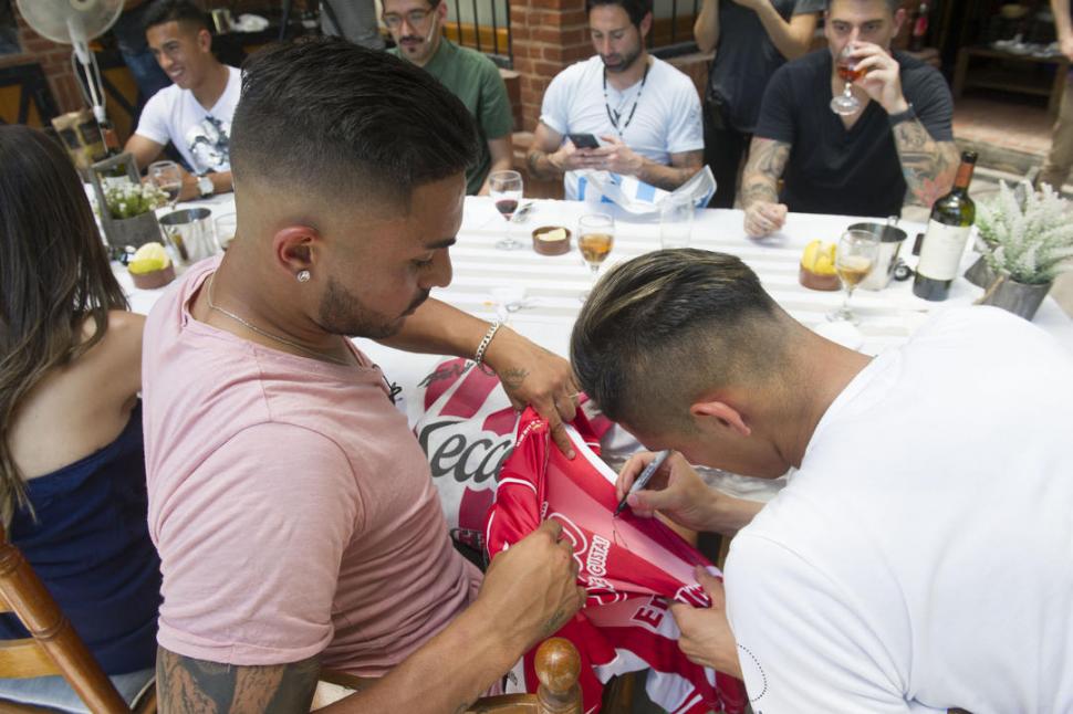 AUTÓGRAFOS. Moreira y Jaime firman la camiseta de San Martín que luego fue sorteada entre los televidentes de “Vamos a Rodar”. Los de Atlético hicieron lo mismo. 