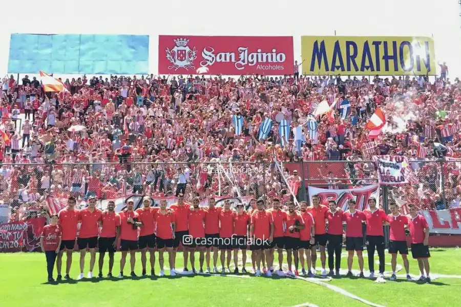 APOYO MASIVO. Los hinchas de San Martín despidieron al equipo antes del Clásico.