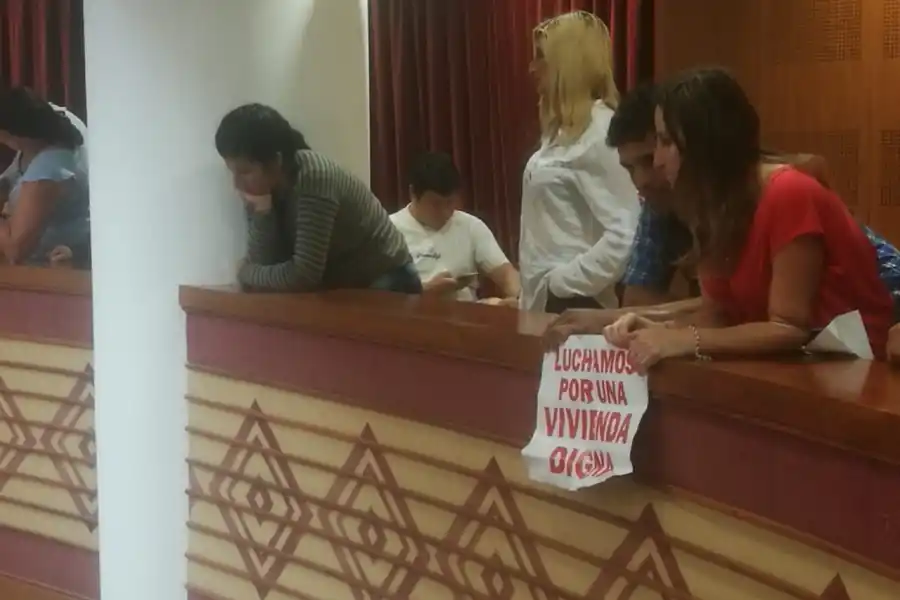 El reclamo de los estafados con casas del Estado se coló en la sesión legislativa