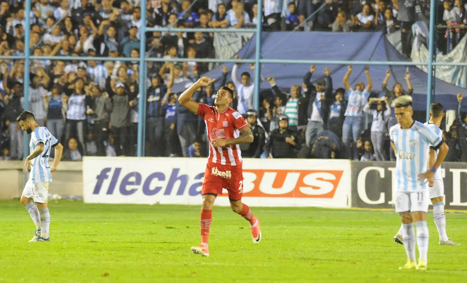 FESTEJO SANTO. Acevedo anotó el segundo tanto de San Martín en el Monumental.