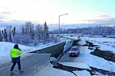 Un fuerte sismo causa destrozos y alerta de tsunami cerca de la capital de Alaska