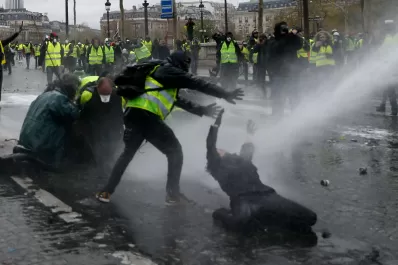 Batalla campal en París en otra protesta contra Macron por los combustibles
