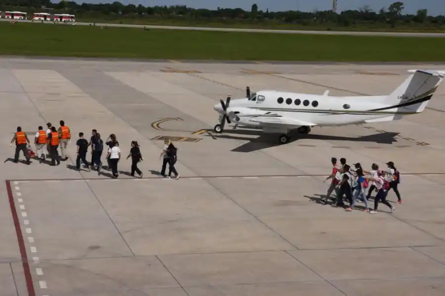 RESCATISTAS. Atravesaban corriendo la plataforma para asistir a los heridos. 