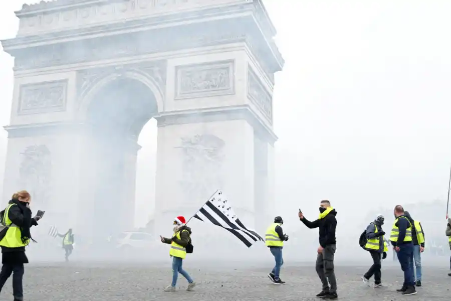 Batalla campal en París en otra protesta contra Macron por los combustibles