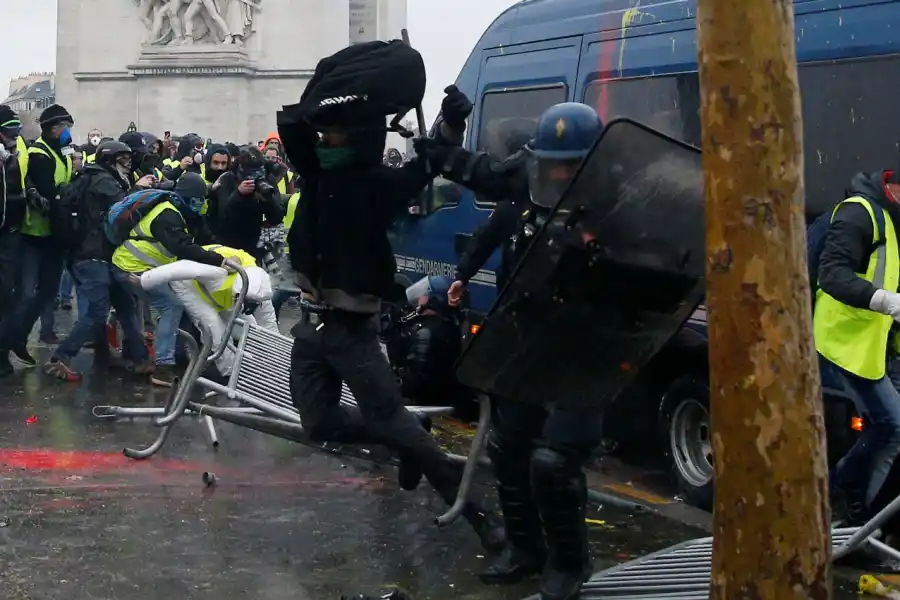 Batalla campal en París en otra protesta contra Macron por los combustibles