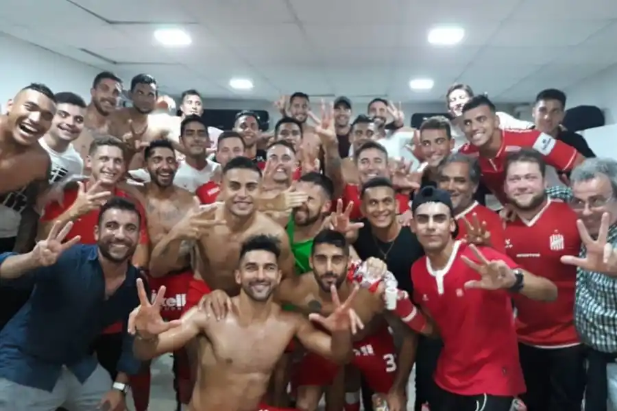 EN EL VESTUARIO. Los jugadores de San Martín no ocultaron su felicidad.