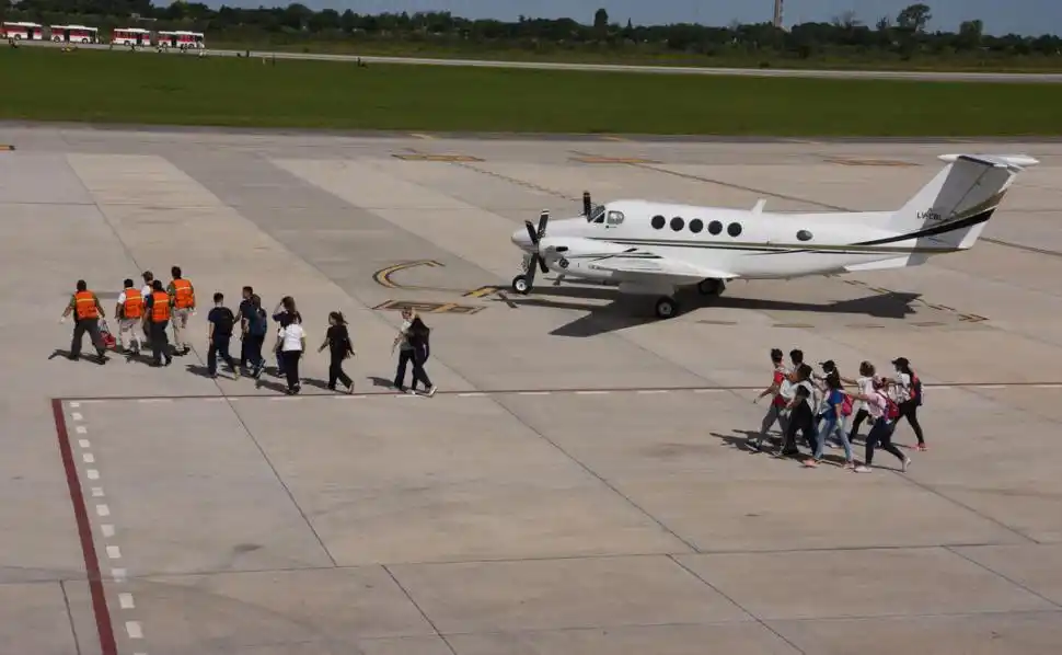 RESCATISTAS. Atravesaban corriendo la plataforma para asistir a los heridos. 