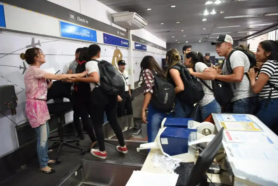 CONTENCIÓN. Los empleados de las compañías aéreas daban información.