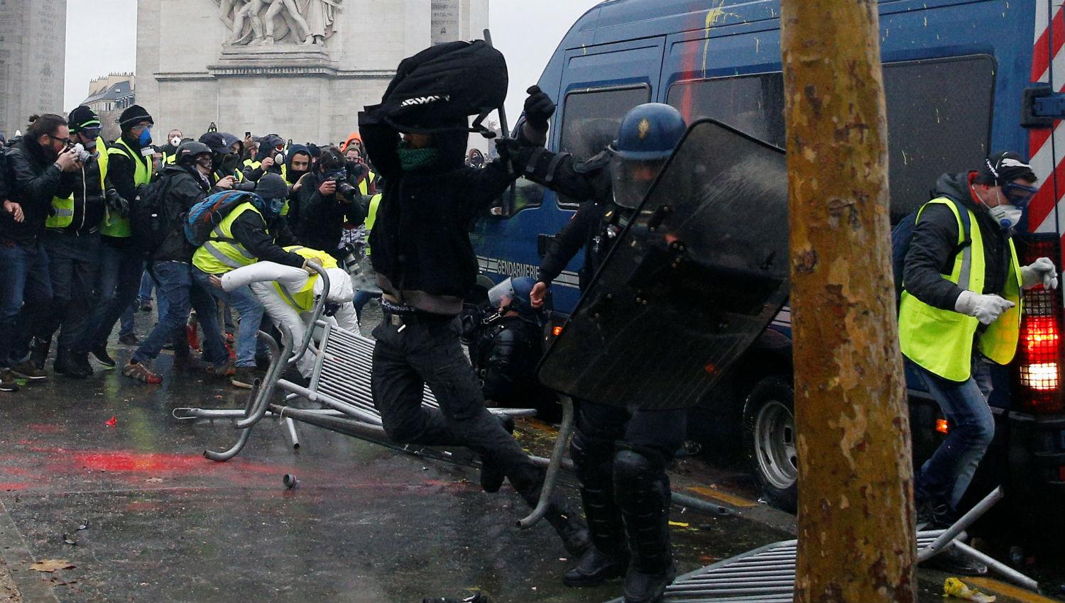 Batalla campal en París en otra protesta contra Macron por los combustibles