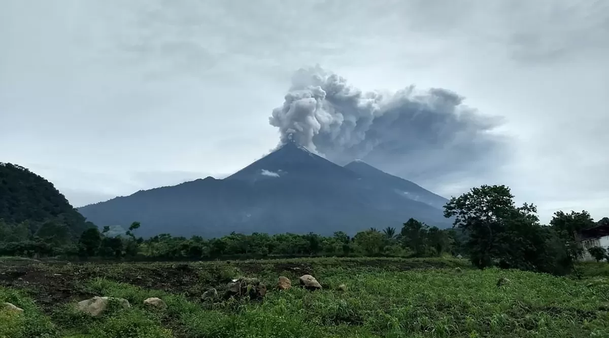 Ocho mil familias viven en alerta por el volcán de fuego en Guatemala