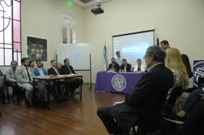 Abogados del Estado simulan un juicio por jurados al término de un taller de oralidad