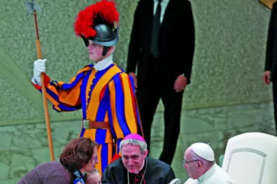 Un niño argentino interrumpió al Papa y se subió al escenario durante una audiencia