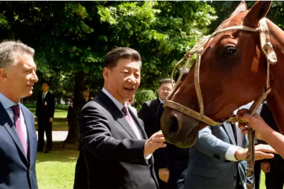 Un caballo de polo y la batuta de Barenboim, los regalos de Macri al presidente de China