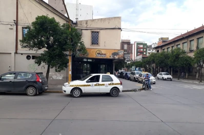 Un taxi bloqueó una rampa para discapacitados