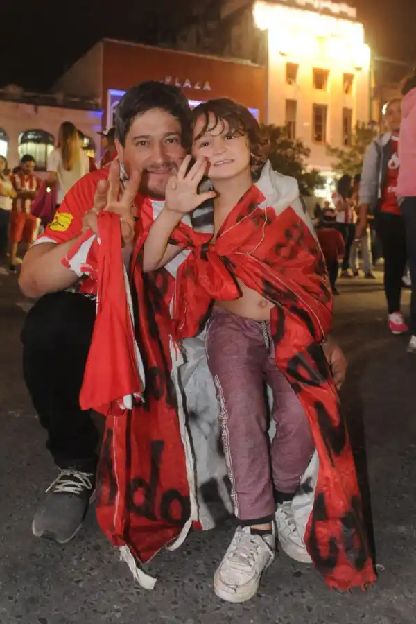 GRANDES Y CHICOS. Varias generaciones celebraron el triunfo ante el “Decano”. la gaceta / foto de antoni ferroni