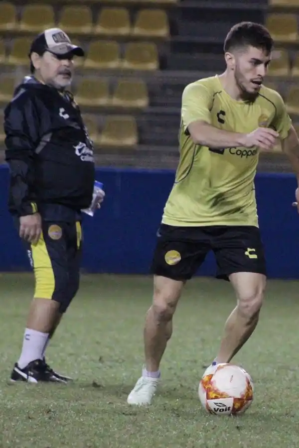 Facundo Juárez, el santiagueño que juega en Dorados y sueña con darle a Maradona su primer título como DT