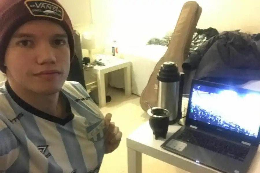 EN COPENHAGUE. Santiago Ramón, con la camiseta, el mate y la notebook.