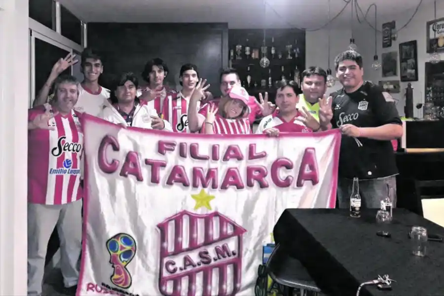 ALEGRÍA. Integrantes de la filial de Córdoba celebraron con una picada el triunfo del “Santo” en el clásico del Norte.