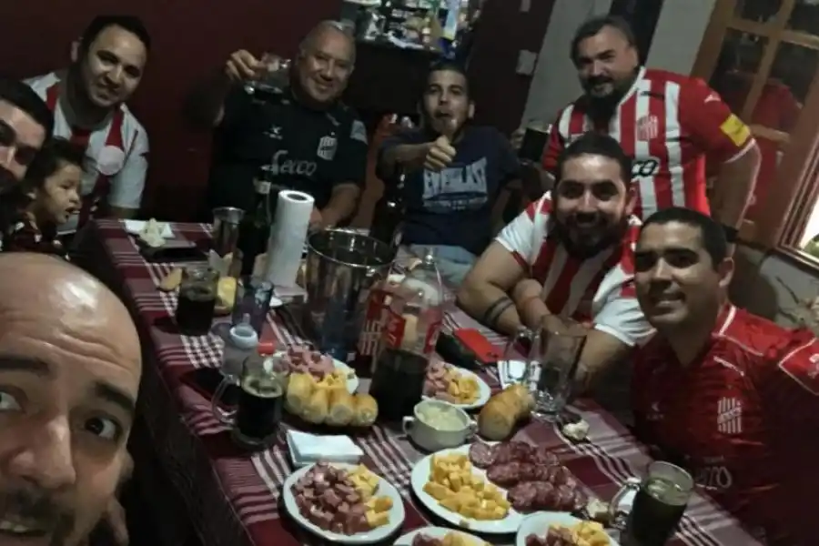 LLEVÓ EL CALOR NORTEÑO A LA ANTÁRTIDA. Ramón García es suboficial del Fuerza Aérea Argentina y le contagió su fervor a sus compañeros de la Base Marambio.