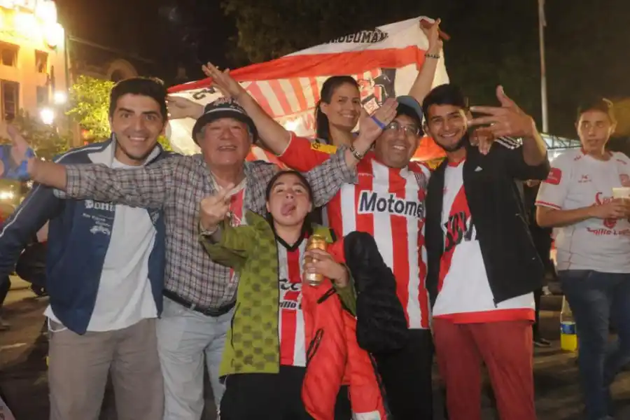 EN FAMILIA. Ninguno quiso perderse los festejos “santos” en plaza Independencia. la gaceta / foto de antonio ferroni 