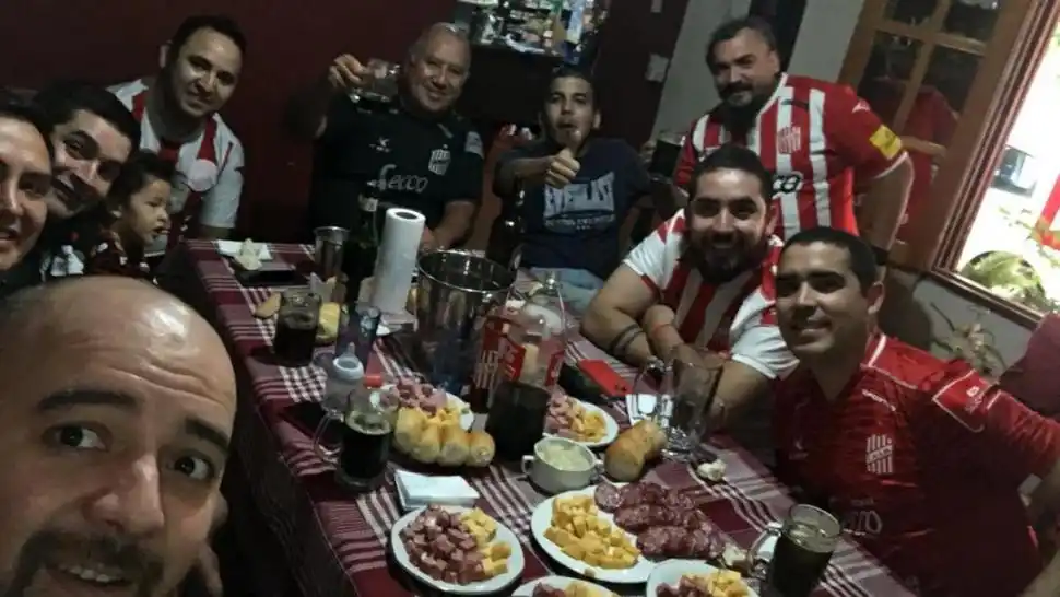 LLEVÓ EL CALOR NORTEÑO A LA ANTÁRTIDA. Ramón García es suboficial del Fuerza Aérea Argentina y le contagió su fervor a sus compañeros de la Base Marambio.