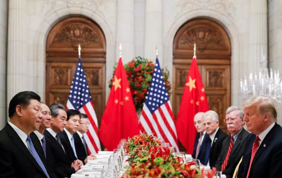 CENA DE TRABAJO. Pese a las caras serias, Jinping y Trump son optimistas. Reuters