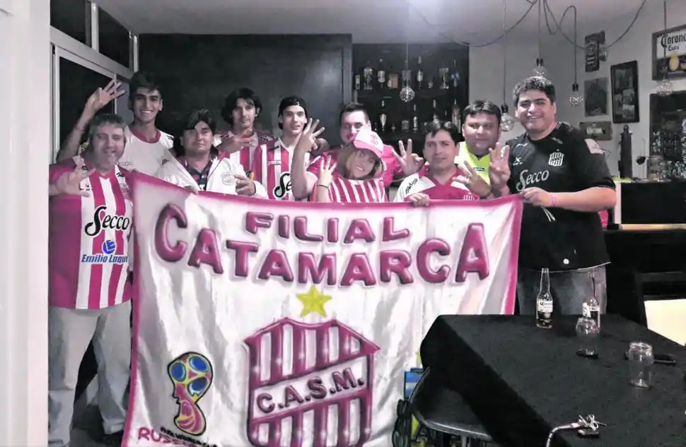 ALEGRÍA. Integrantes de la filial de Córdoba celebraron con una picada el triunfo del “Santo” en el clásico del Norte.