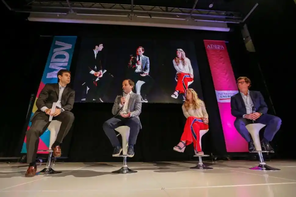 TRES PANELISTAS. Dessein (LA GACETA), Figueroa (GM) y Cabut (Frávega). facebook adepa 