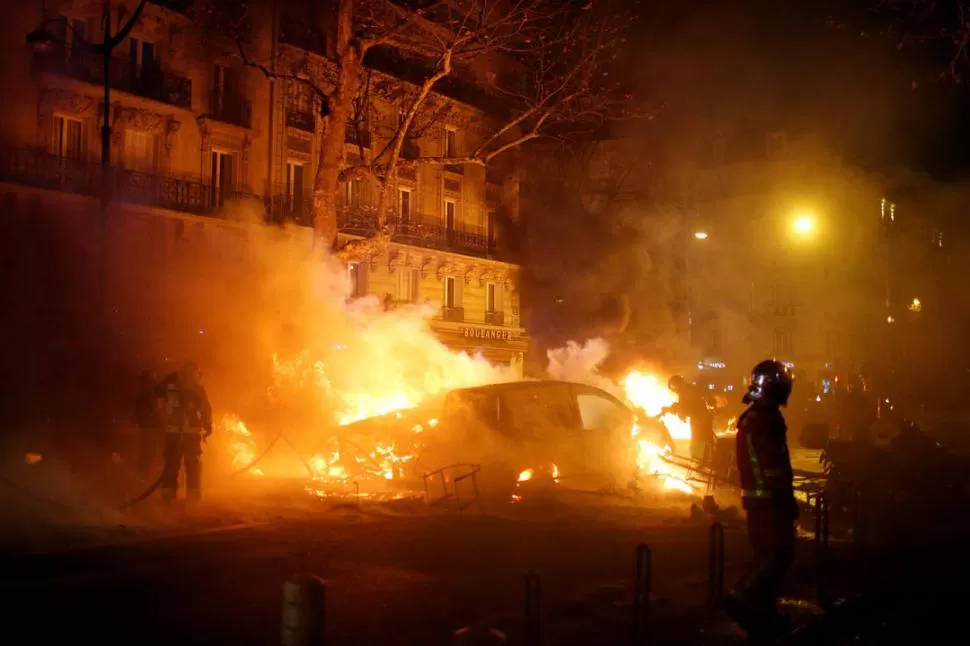 LA REVOLUCIÓN DEL SIGLO XXI. Las reacciones en contra de las medidas económicas del gobierno de Macron terminaron con autos incendiados, vecinos afectados por los efectos de los gases y muchos heridos. fotos reuters