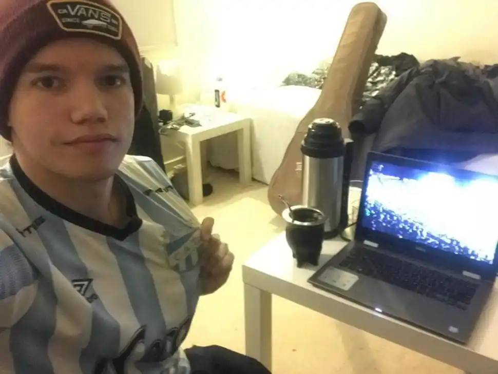 EN COPENHAGUE. Santiago Ramón, con la camiseta, el mate y la notebook.