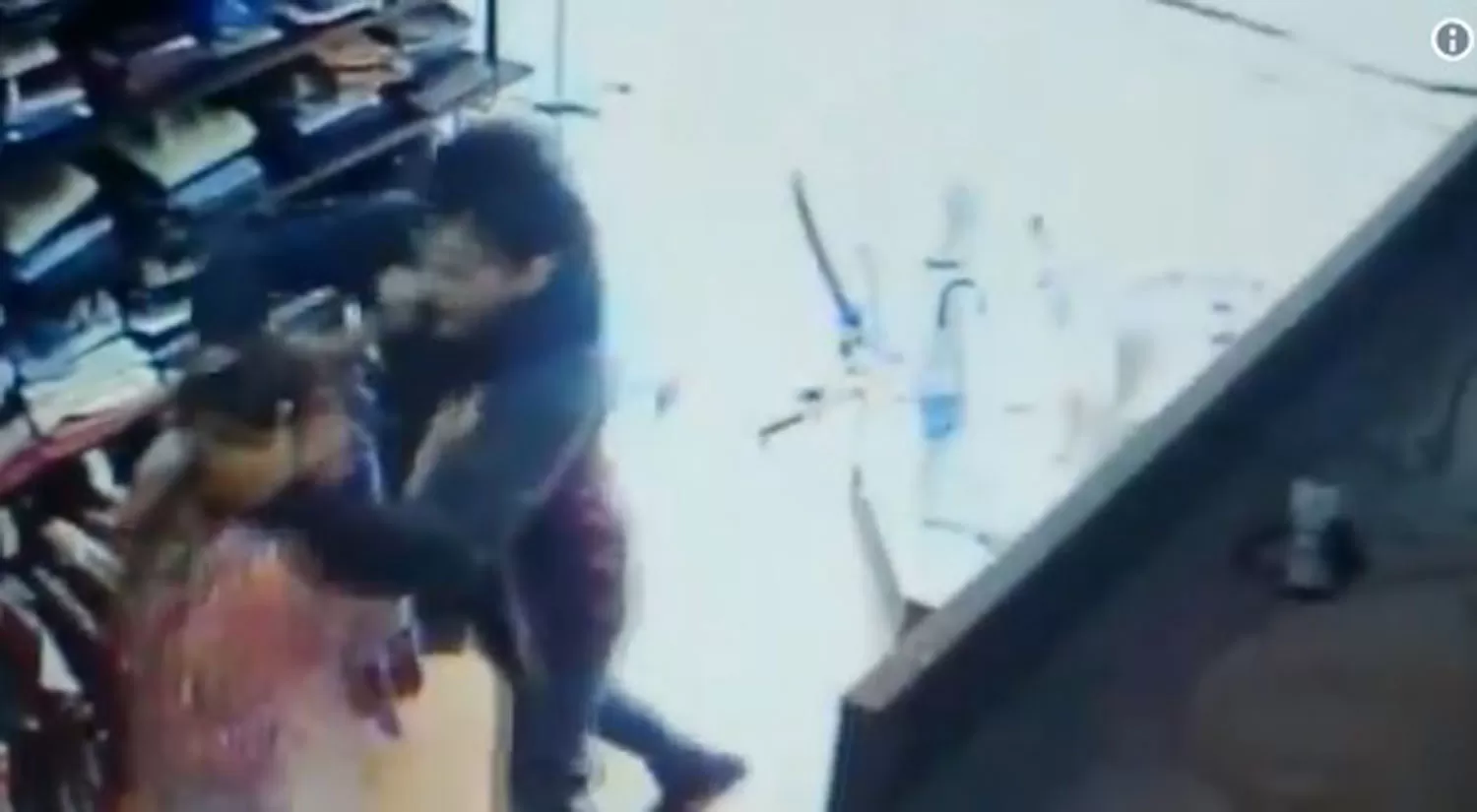 Video: un hombre intentó acuchillar a su pareja dentro de un local de ropa