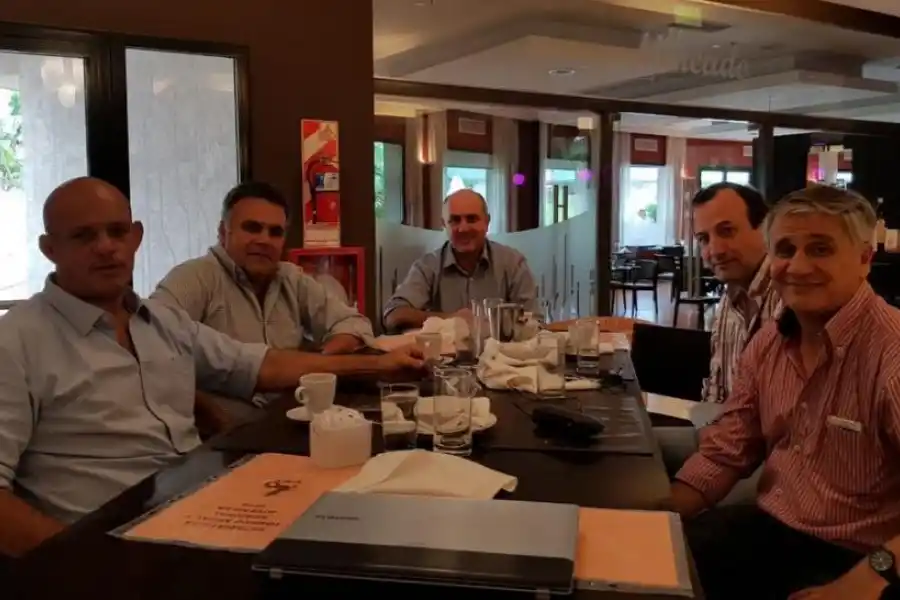 MESA DE DEBATE. Prado, Paz, Molinuevo, Chavanne y Agüero, en plena reunión. Prensa URT