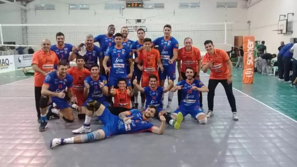 BIEN FESTEJADO. El plantel y el cuerpo técnico se tomaron un momento para retratar la felicidad que les dejó la victoria.   