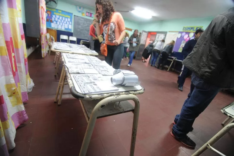 PROVINCIALES. Una mesa de la Cayetano Rodríguez (Tafí Viejo), como en otras escuelas, fue tapada de votos. la gaceta / foto de Antonio Ferroni