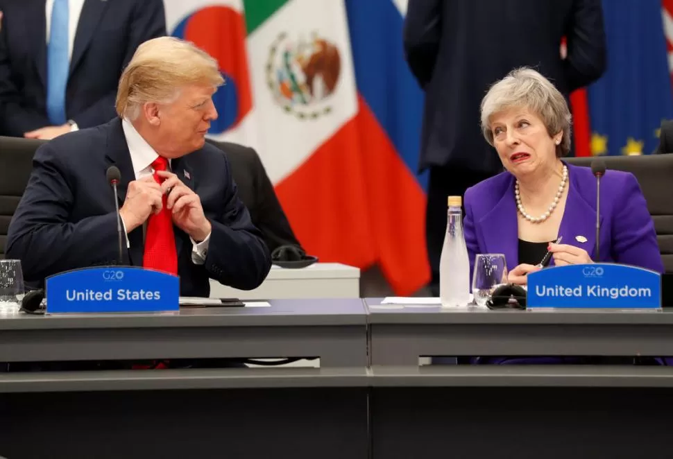 DISTENDIDOS. Casi como en casa, Trump y May, la primera ministra de Reino Unido, no repararon por los fotógrafos al momento de sus gestos extraños. credito