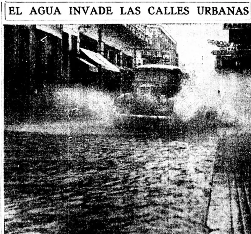 EN MONTEROS. La calle 25 de Mayo (izquierda) y la avenida Avellaneda (centro) con abundante agua. El intendente Norry (derecha) recorre la ciudad.