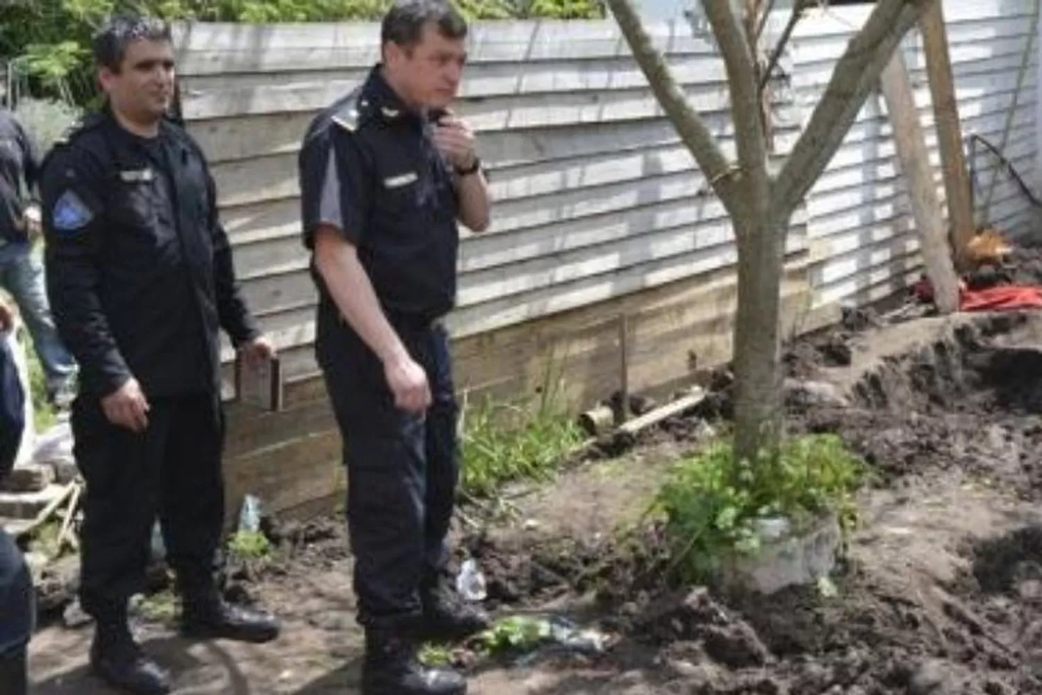 TIERRA REMOVIDA. La policía logró encontrar el cadáver en la tierra.