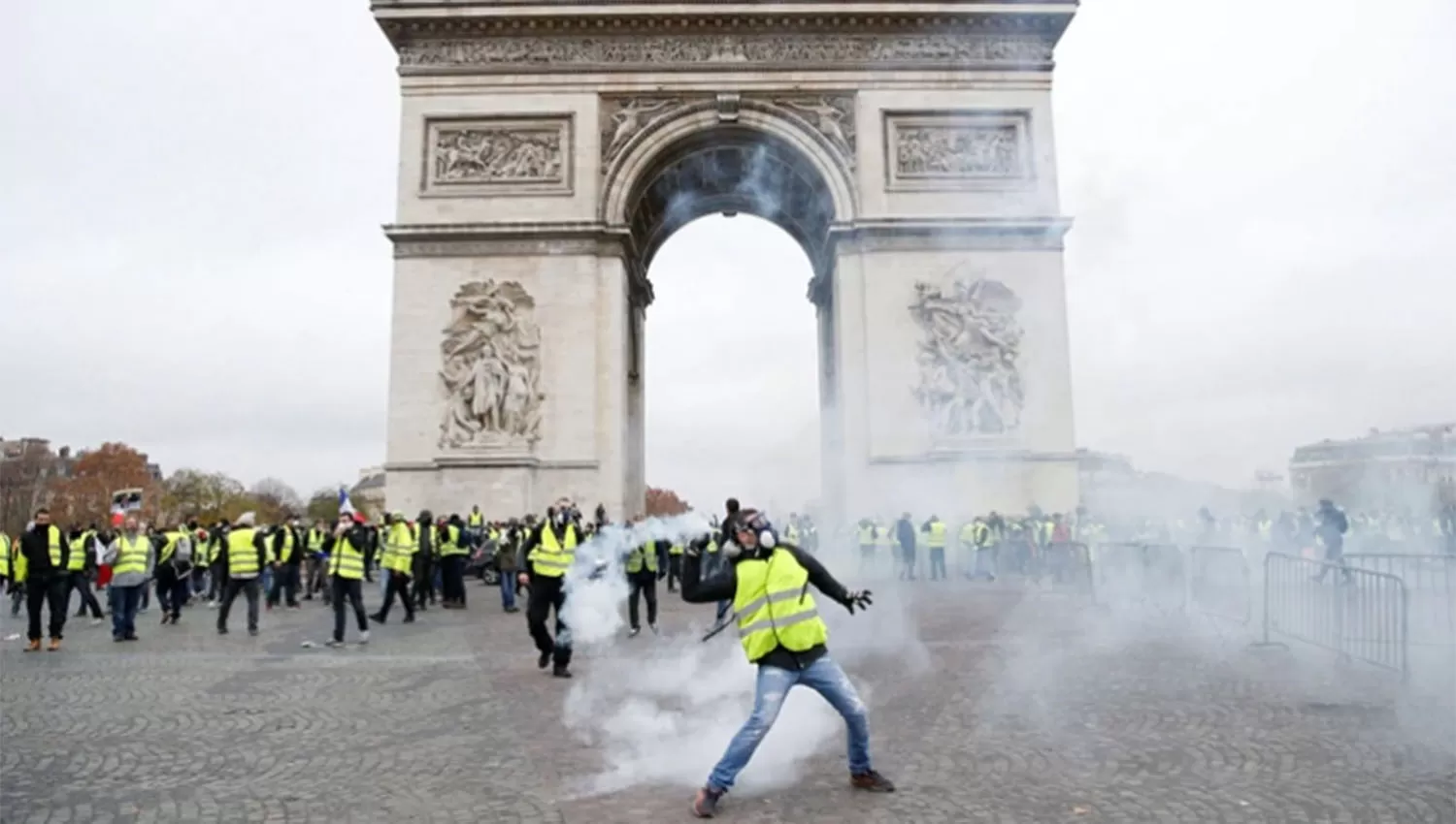 Francia: Macron cedió a las presiones y postergó el aumento de los combustibles