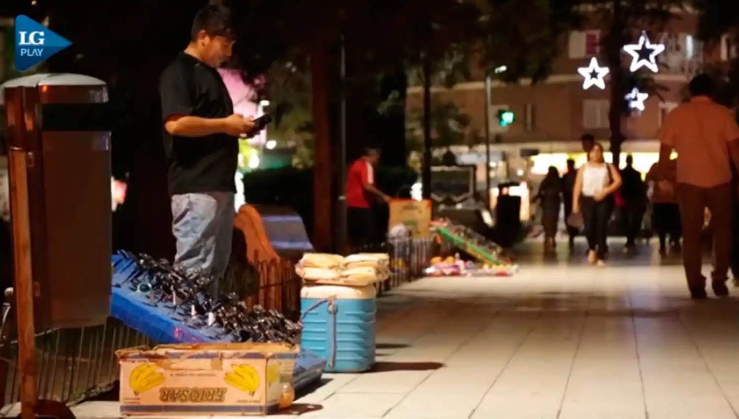 VENDEDORES AMBULANTES. Polémica con los comerciantes y la Municipalidad. 