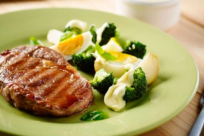 Hoy, en Cocinando con Maxi: bifes de paleta con ensalada tibia