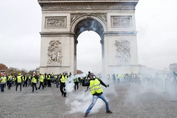 Francia: Macron cedió a las presiones y postergó el aumento de los combustibles