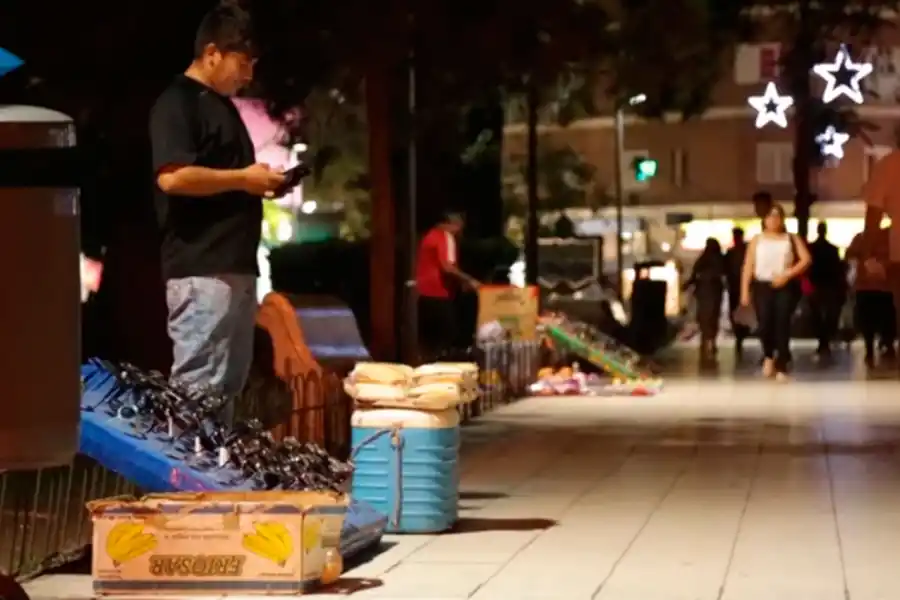 VENDEDORES AMBULANTES. Polémica con los comerciantes y la Municipalidad. 