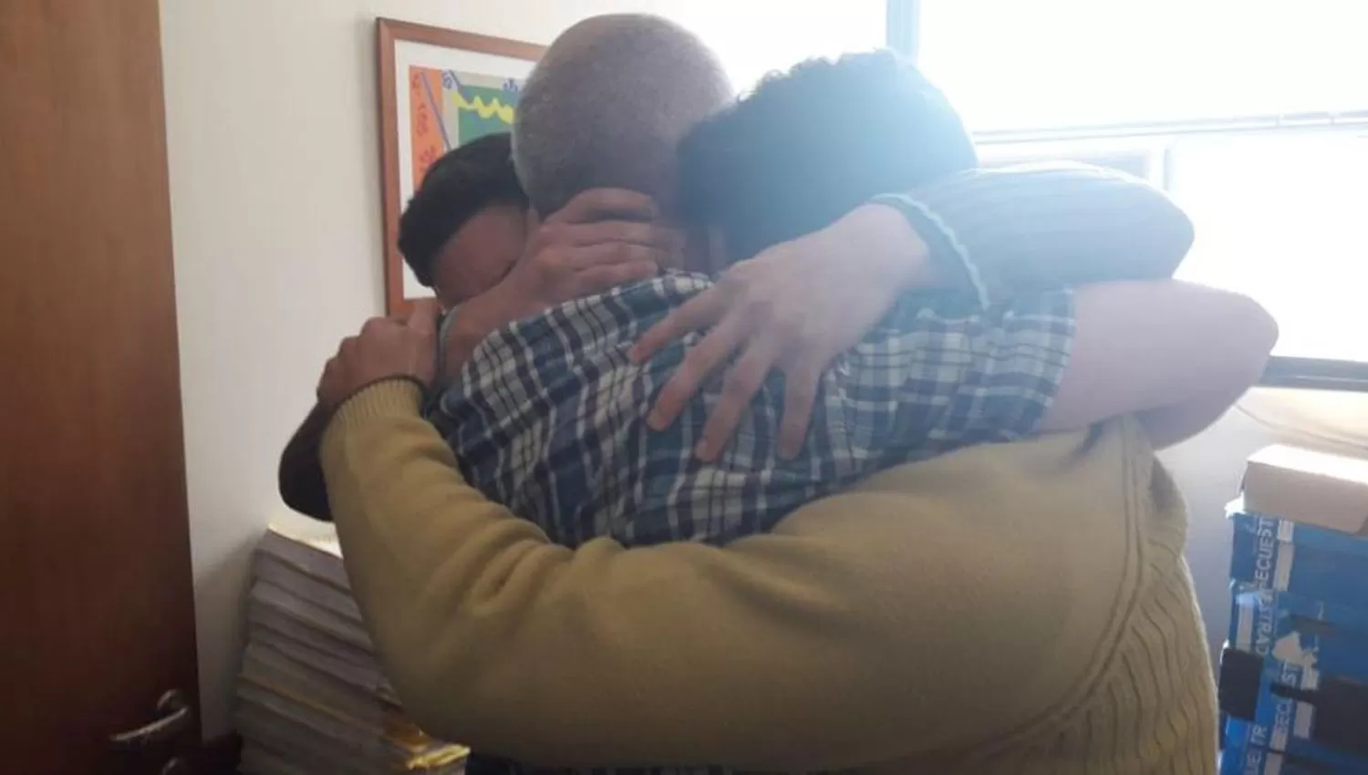 Axel y Kevin Salomón se fundieron en un abrazo con su padre tras recuperar la libertad.