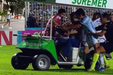 La cargada de un hincha del Santo al Pulga Rodríguez: ayudame a empujar la camioneta que no me arranca