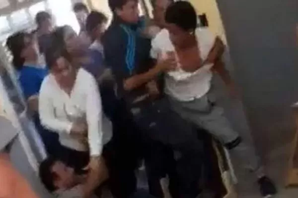 Video: el profesor lo llevó a rendir a marzo y un alumno le dio una terrible patada en la cara