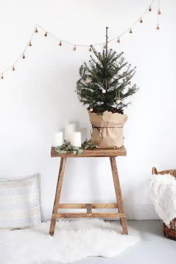 NÓRDICO. Con pinos naturales, papel, velas y un toque  de dorado. 