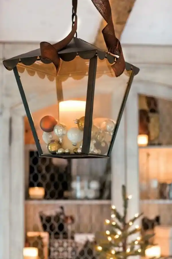 UNA IDEA. A los faroles sin uso, se les suman esferas y velas.