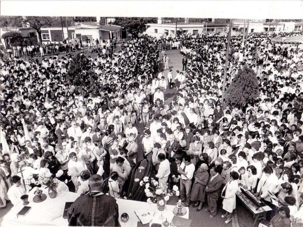 MISA DE EXEQUIAS. Una multitud despide los restos del padre en 1985.